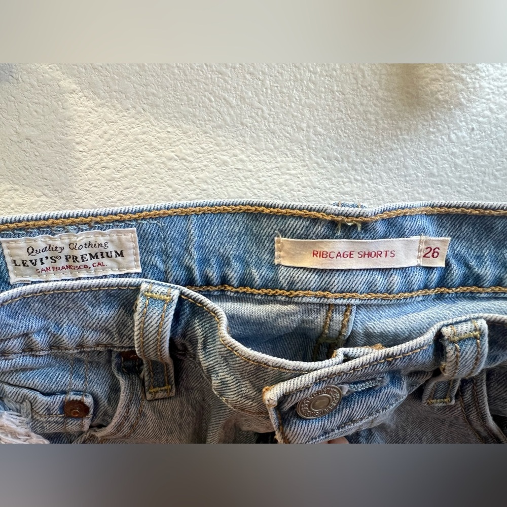 Levi’s premium rib cage shorts size 26 with distress. Light wash. - Picture 4 of 6